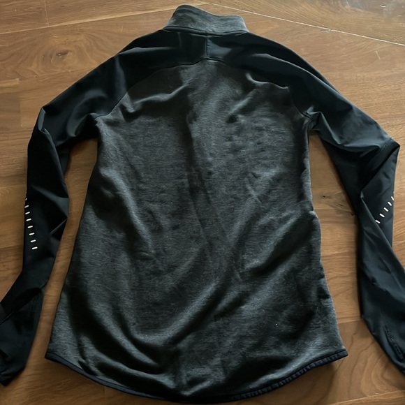 Under Armour XS women’s 1/2zip with pockets 🖤 - Picture 4 of 5